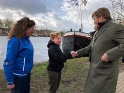 Max van Zon geeft de koning een hand bij de Piushaven (Foto:Tom van den Oetelaar)