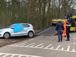 De verdachte werd klemgereden door het arrestatieteam. (Foto: Bart Meesters)