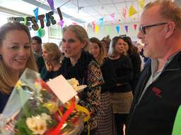 Anouk wordt gefeliciteerd door collega's