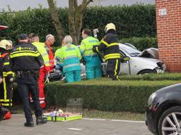 De bestuurster raakte gewond. (Foto: Jeroen Stuve)