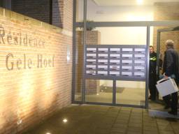 De politie doet onderzoek in het complex waar de dode vrouw werd gevonden. (Foto: Bart Meesters)