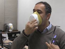 Dit mondkapje uit Eindhoven krijgt sensoren en leds.