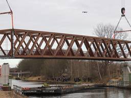 De nieuwe brug werd zaterdagmiddag op zijn plek gehesen vanaf een ponton in het Wilhelminakanaal.