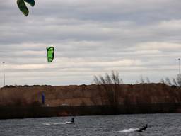 Kitesurfers bij Linden (foto: SK Media).