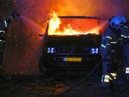 Het busje was niet meer te redden. (foto: Gabor Heeres/ SQ Vision).