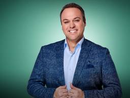 Frans Bauer zet hulpverleners in het zonnetje. (Foto: RTL)