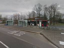 De bushalte bij het ziekenhuis (foto: Google Streetview).