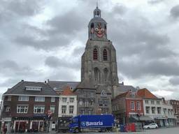 De Peperbus kan vanwege de harde wind niet verder worden aangekleed. (Foto: Robert te Veele)