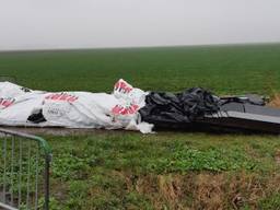 Asbestplaten gedumpt bij Waspik (foto: politie)