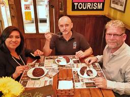 Ted Handelé (rechts) met zijn vrouw aan de Boliviaanse Bossche bol (foto: Ted Handelé).