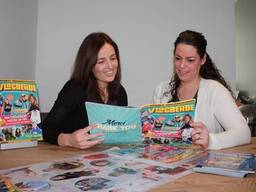 Juul Schats (links) en Marcelle Bakel (rechts) maakten in naam van hun vriend en collega Daan het tijdschirft Vlogbende (Foto: Kevin Meeuwis)