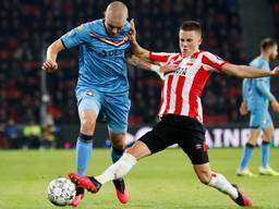 PSV'er Ryan Thomas (r.) zit Sebastian Holmen fel op de huid (foto: Hollandse Hoogte).