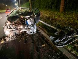 De automobilist reed een lantaarnpaal volledig uit de grond. (Foto: Dave Hendriks)
