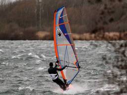 Surfen in storm. (Archieffoto)