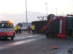 De gekantelde vrachtwagen op de Moerdijkbrug. (Foto: Jeroen Stuve)