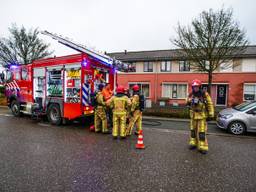De brandweer moest de deur van de woning forceren. (Foto: Dave Hendriks/SQ Vision)