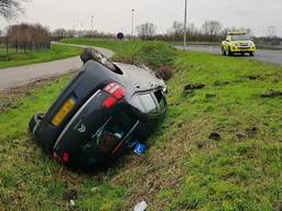 De Tilburgse rijinstructeur Dave en zijn leerling belandden tijdens de rijles op de kop in de sloot en dat was flink schrikken (Foto: Toby de Kort)