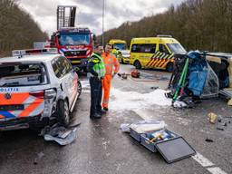 Ravage op de A59 nadat een personenauto op een stilstaande politieauto is geklapt (Foto: Reality Photo)