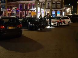 De automobilist in het Tilburgse centrum werd klemgereden. (Foto: Facebook politieteam Tilburg-Centrum)