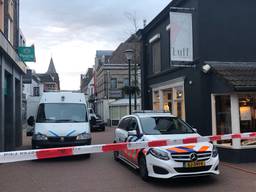 De Steenstraat is maandagmorgen voor een deel afgesloten vanwege onderzoek van de politie (foto: Raymond Merkx).
