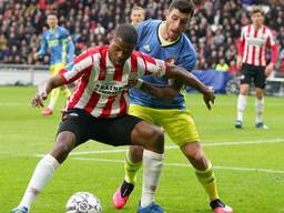 PSV-aanvoerder Denzel Dumfries in duel met Feyenoorder Marcos Senesi (foto: HollandseHoogte).