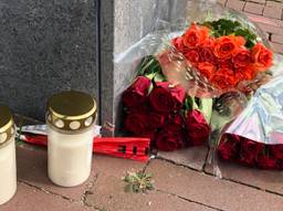 Bloemen bij het appartement van de vermoorde tonprater Frank Schrijen.