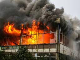 Grote brand in de Edah in Helmond. (foto: SQ Vision Mediaprodukties/Pim Verkoelen)