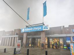 Veel rook bij het pand van de Albert Heijn. (foto: Sem van Rijssel/SQ Vision Mediaprodukties)