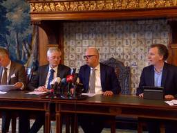 Drie burgemeesters geven een persconferentie.