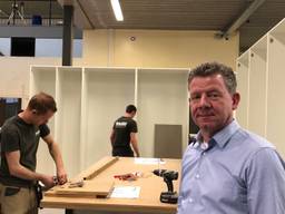 Rob Rijnen in de tijdelijke bedrijfshal waar weer hard wordt gewerkt.
