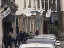 Bij de vecht- en steekpartij in Breda raakte een man flink gewond (foto: de politie).