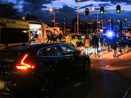 Omstanders vonden de mishandelde man op de Julianabrug (foto: Harrie Grijseels/ SQ Vision)