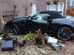 De auto kwam tegen het huis tot stilstand. (Foto: Jeroen Stuve/Stuve fotografie)