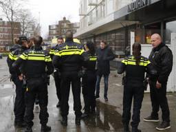 Veel politie bij de steekpartij (foto: Dave Hendriks/SQ Vision)