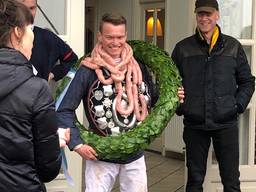 Winnaar Gijs Snijders (met worst).
