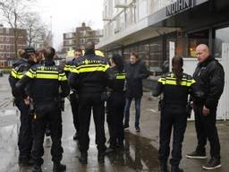 Veel politie bij de steekpartij. (Foto: SQ Vision)