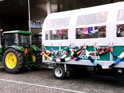 Recordpoging carnavalssjaal tijdens optocht in Asten (foto: Omroep Brabant).