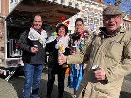 Paul Peeman samen met wat carnavalvierders voor zijn koffiekar (foto: Birgit Verhoeven)