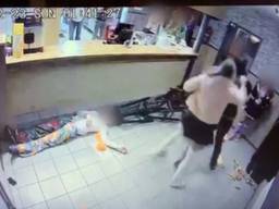 Man bewusteloos geslagen tijdens massale vechtpartij in cafetaria, camera registreert totale chaos