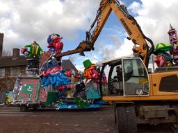 Carnavalswagens worden traditioneel gesloopt