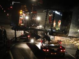 De uitgebrande vrachtwagencombinatie wordt geborgen (foto: sk-media).