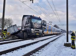 Enorme ravage na botsing tussen trein en vrachtwagen in Berkel-Enschot. (foto: Toby de Kort)
