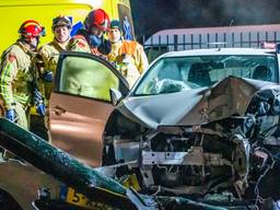 De man zat een uur bekneld in zijn auto. (Foto: Dave Hendriks / SQ Vision Mediaprodukties)