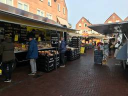 De markt in Loon op Zand gaat vrijdagmorgen gewoon door. (Foto: Ilse Schoenmakers)