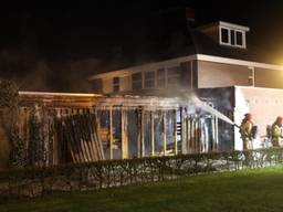 De brandweer bluste het vuur aan de Imkerhei in Best (foto: Sander van Gils/SQ Vision)