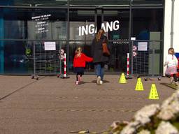 Klanten die wachten voor de winkel moeten afstand van elkaar houden (foto: Jos Verkuijlen).