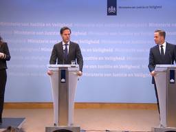 Premier Rutte en minister De Jonge tijdens een eerdere persconferentie (foto: archief).