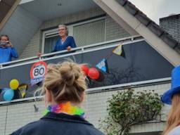 Oma Diny wordt toegezongen