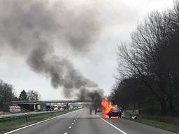 De auto stond in lichterlaaie. (Foto: weginspecteur Matthew / Rijkswaterstaat)