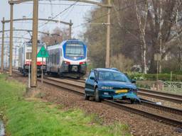 De auto werd door een trein geramd (foto: Christian Traets/SQ Vision).